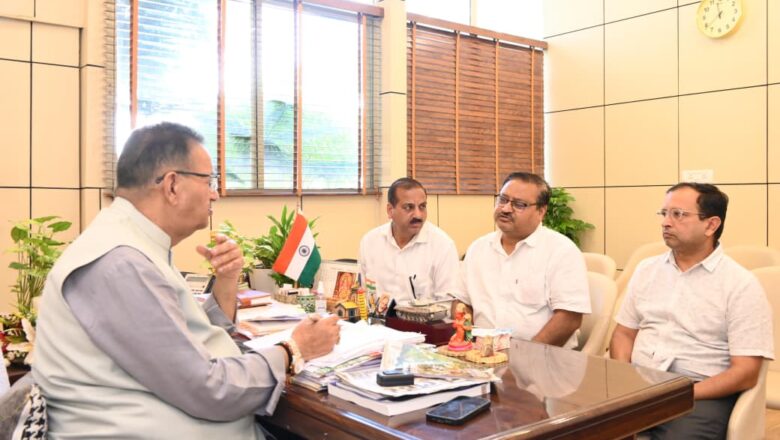 मंत्री जोशी ने यह भी कहा कि आपदा के चलते प्रभावित ग्रामीणों को परेशानियों का सामना न करना पड़े, इसके लिए विभागीय अधिकारी नियमित रूप से क्षेत्र का निरीक्षण करें और त्वरित समाधान सुनिश्चित करें   