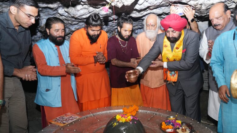 नन्दा की चौकी और टपकेश्वर महादेव मंदिर पहुंचे राज्यपाल, प्रभावित लोगों को भरोसा दिलाया—सरकार और प्रशासन आपके साथ खड़ा है