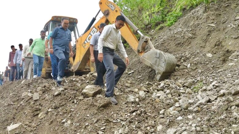 डीएम ने निर्देश दिए कि खेत, खलियान, निजी भवन, ग्रामीण मार्ग, पुलिया, बिजली-पानी 02 दिन अन्तर्गत दुरूस्त हो जाना चाहिए।    
