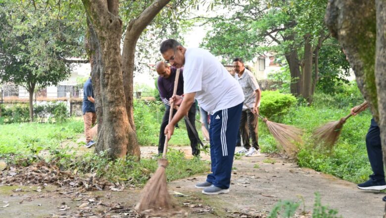 कैबिनेट मंत्री गणेश जोशी ने अभियान के तहत झाड़ू लगाकर स्वच्छता का संदेश दिया।      