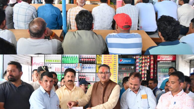 मंत्री गणेश जोशी ने आज सहस्त्रधारा क्षेत्र का दौरा कर आपदा प्रभावित परिवारों से मुलाकात की और उन्हें आर्थिक सहायता प्रदान की