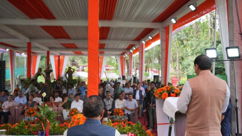 मुख्यमंत्री धामी ने कहा कि मां दुर्गा का वाहन शेर, गणेश जी का वाहन मूषक, मां सरस्वती का हंस, भगवान कार्तिकेय का मोर, लक्ष्मी जी का उल्लू और देवाधिदेव महादेव के कंठ पर विराजमान नागराज और साथ बैठे नंदी हमारी सनातन संस्कृति में मानव और जीव-जगत के बीच एकात्म भाव के प्रतीक हैं   