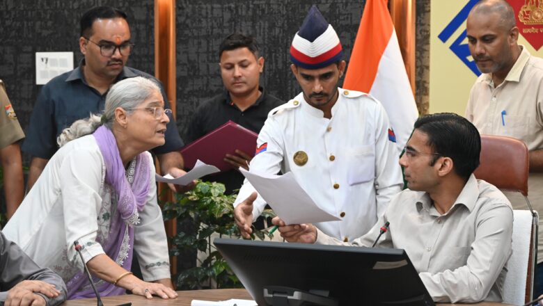जिलाधिकारी सविन बंसल ने अधिकारियों को दिए निर्देश — जन समस्याओं का गंभीरता से निस्तारण करें, लापरवाही बर्दाश्त नहीं   
