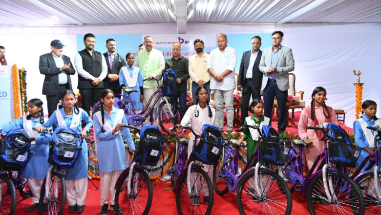 मंत्री जोशी ने 300 छात्राओं को प्रदान की साइकिल, छात्राओं का बढ़ाया हौसला   
