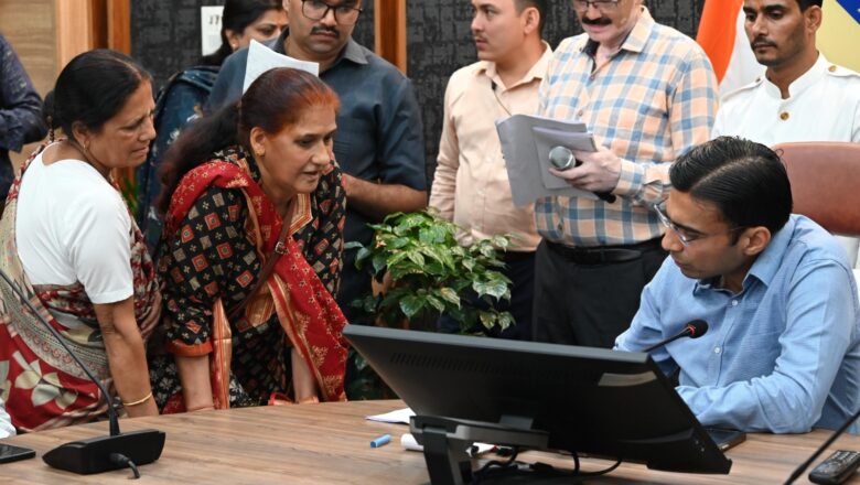 जिलाधिकारी सविन बंसल ने 62 वर्षीय डेन्डो देवी का आधार कार्ड न बनने पर ई-डिस्ट्रिक्ट मैनेजर को तत्काल समाधान के निर्देश दिए   