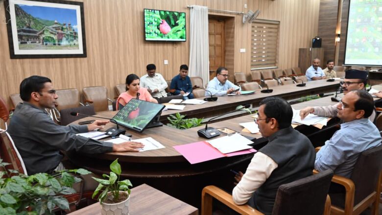 डीएम  ने जिला पूर्ति अधिकारी एवं सीएमओ को राशन एवं आयुष्मान कार्डाे का शत प्रतिशत सत्यापन कार्य तत्काल पूर्ण कराने के सख्त निर्देश दिए।   