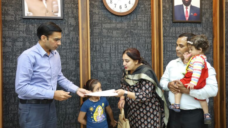 जिलाधिकारी सविन बंसल के हस्तक्षेप का असर, निजी स्कूल ने दो दिन में जारी किए ₹78,966 के चेक   