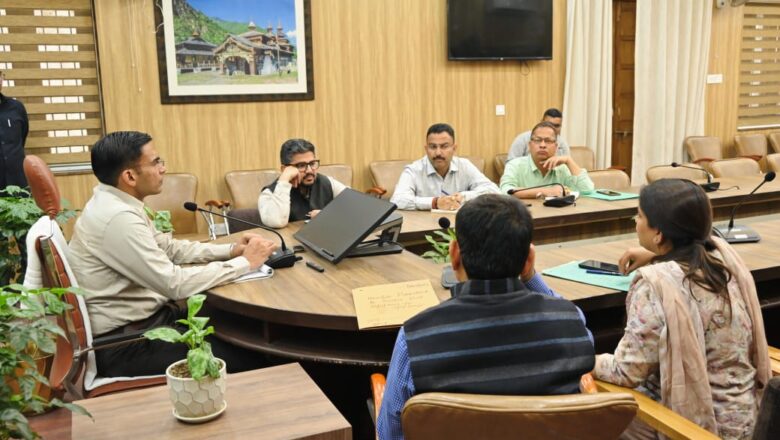 जिलाधिकारी ने निर्देशित किया कि निर्धारित प्रोटोकॉल के अनुसार राष्ट्रपति भवन में समुचित व्यवस्थाएं सुनिश्चित की जाए