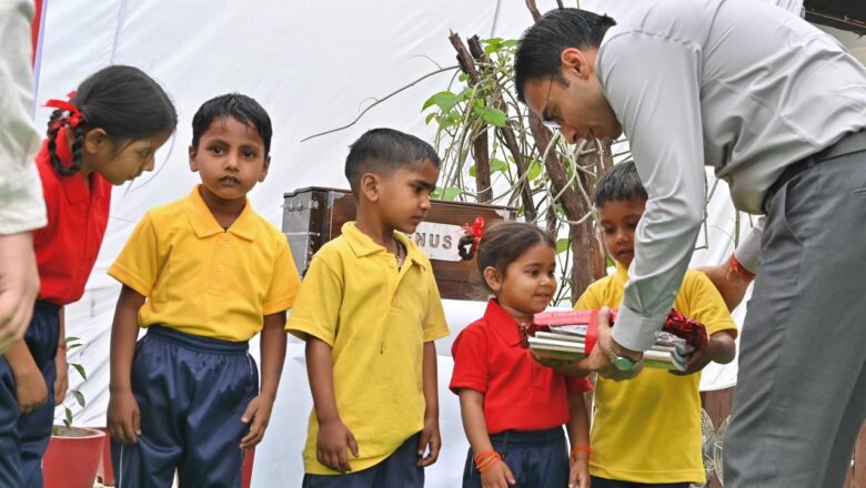 सविन बंसल की कड़ी मेहनत से 82 बच्चों को स्कूलों में दाखिला दिलाकर बदला उनकी जिंदगी”      