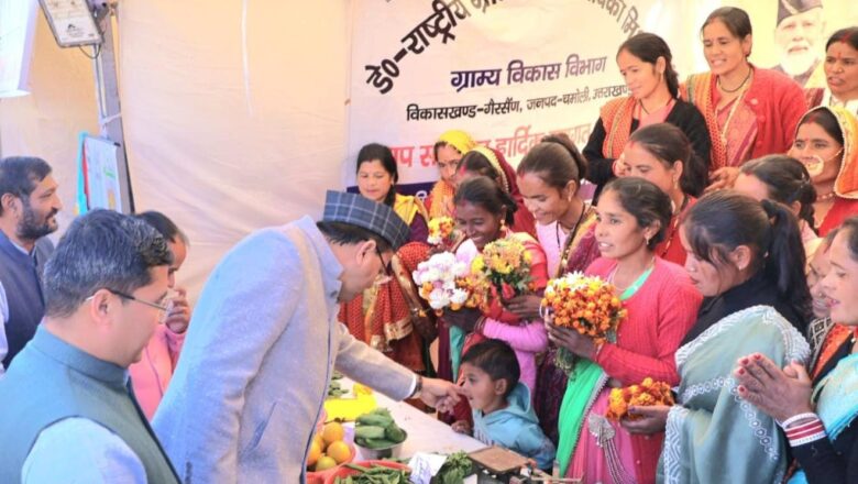 मुख्यमंत्री ने कार्यक्रम स्थल पर विभिन्न विभागों द्वारा लगाए गए स्टॉलों का अवलोकन किया