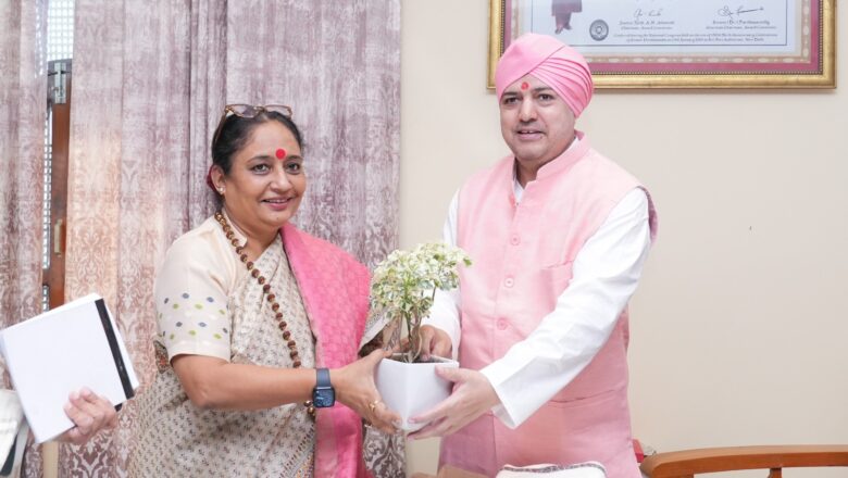 मंगलवार को श्री दरबार साहिब की परंपरा के अनुसार विधानसभा अध्यक्ष श्रीमती ऋतु खंडूड़ी भूषण का स्वागत किया गया तथा श्रीमहंत देवेन्द्र दास जी महाराज ने उन्हें श्री दरबार साहिब का स्मृति चिन्ह भेंट किया