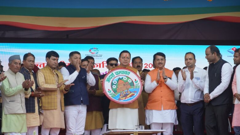 मुख्यमंत्री धामी की परिकल्पना के अनुरूप ‘आदर्श चंपावत’ लोगो में ऐपन कला से लेकर पर्वतीय सुंदरता तक जिले की अस्मिता झलकती है।