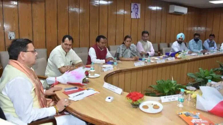 मुख्यमंत्री ने बैठक में प्रशासनिक कार्यों में पारदर्शिता लाने, कानून व्यवस्था को सुदृढ़ करने, आगामी शीतकालीन यात्रा की तैयारियों को तेज करने तथा सभी पर्यटक स्थलों पर सड़क, पेयजल, पार्किंग जैसी सुविधाओं को मजबूत करने के निर्देश दिए।