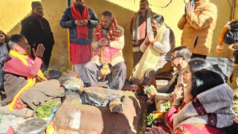 भक्तों की भीड़ के बीच कृषि मंत्री गणेश जोशी ने स्वयं व्यवस्थाओं का निरीक्षण कर अधिकारियों को दिशा-निर्देश दिए