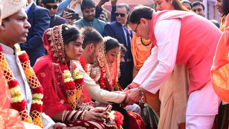 मुख्यमंत्री ने 06 कन्याओं के सामूहिक विवाह पर उनको शुभकामनाएं एवं आशीर्वाद दिया तथा उनके सुखद जीवन को कमाना की        