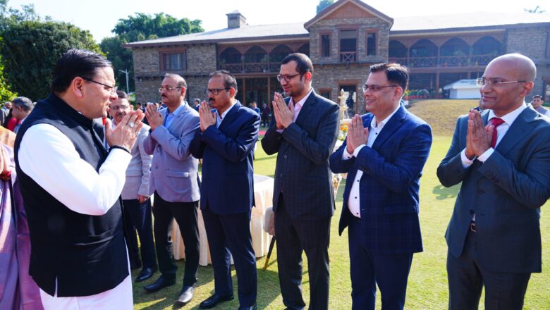 मुख्यमंत्री धामी ने अधिकारियों से कहा कि वे अपने पद को केवल नौकरी नहीं, बल्कि समाज सेवा का पवित्र अवसर समझें।