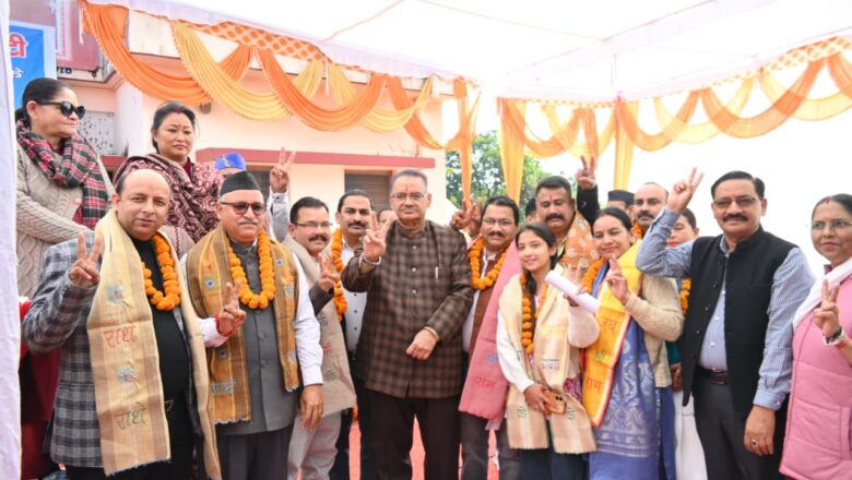 मंत्री गणेश जोशी ने ग्रीन व्यू गार्डन, सिनोला में बहुउद्देशीय साधन सहकारी समिति लिमिटेड चन्द्रोटी के नव-निर्वाचित सभापति, उपसभापति एवं संचालकों के शपथ ग्रहण समारोह में बतौर मुख्य अतिथि प्रतिभाग किया