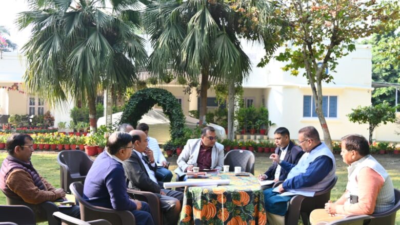 मंत्री जोशी ने अधिकारियों को स्पष्ट रूप से कहा कि सड़क पर किए गए सभी चिन्हित अतिक्रमणों को नोटिस जारी कर तीन दिन का समय दिया जाए और इसके उपरांत ध्वस्तीकरण की प्रक्रिया शुरू कर दी जाए