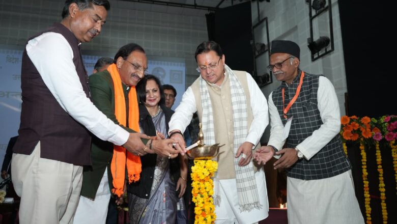 मुख्यमंत्री ने उल्लेख किया कि विश्व की अनेकों भाषाओं की जड़ें संस्कृत से जुड़ी हुई हैं