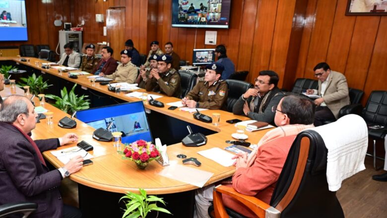 जन सुविधाओं को ध्यान में रखते हुए स्ट्रीट लाइट एवं शीतकाल के दृष्टिगत अलाव की पर्याप्त व्यवस्था सुनिश्चित की जाए : धामी 