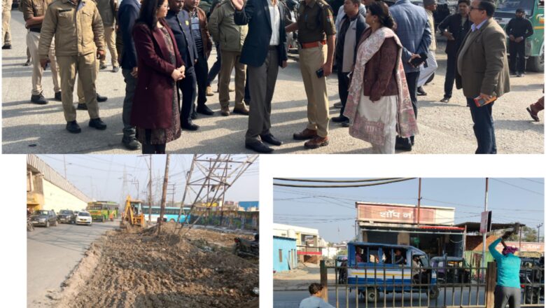 डीएम सविन बंसल के निर्देश पर सड़क किनारे उपलब्ध खाली भूमि पर पार्किंग हेतु टाइल बिछाने का कार्य प्रारंभ किया गया है