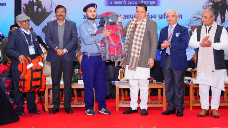 मुख्यमंत्री धामी ने युवा आपदा मित्रों एवं वर्ष 2025 में आपदा के दौरान राहत एवं बचाव में सराहनीय कार्य करने वाले लोगों को सम्मानित भी किया
