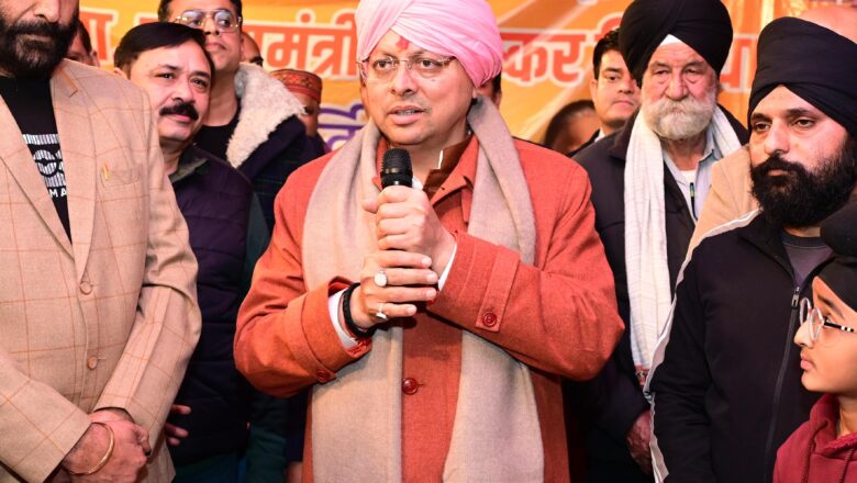 मुख्यमंत्री धामी ने नगला तराई रोड हर्षु इंक्लेव में सुमित गुम्बर के आवास पहुँचकर सार्वजनिक लोहड़ी समारोह में प्रतिभाग किया