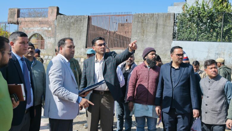 जिलाधिकारी ने कहा कि 07 विभागों के वरिष्ठतम प्रतिष्ठान हो या आवासीय भवन, गंदा पानी गंगा में बहाया तो नहीं कोई भी नही बख्सा जाएगा