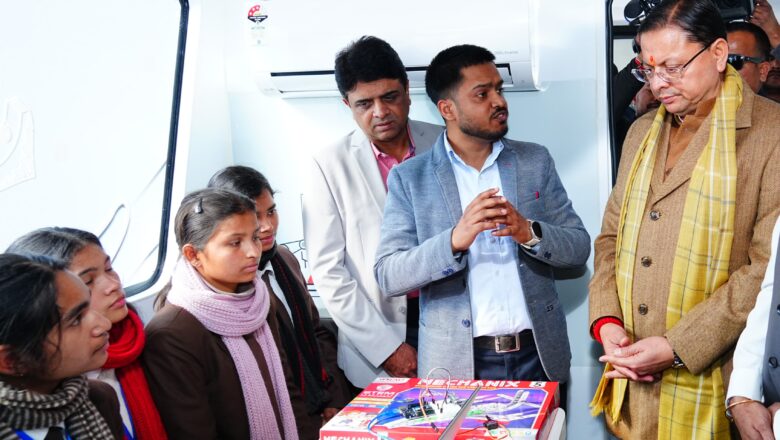 यह लैब ऑन व्हील्स छात्रों को विज्ञान विषय के विभिन्न प्रयोगों को वर्चुअल मोड से सीखने में सहायता प्रदान करेगा : मुख्यमंत्री धामी