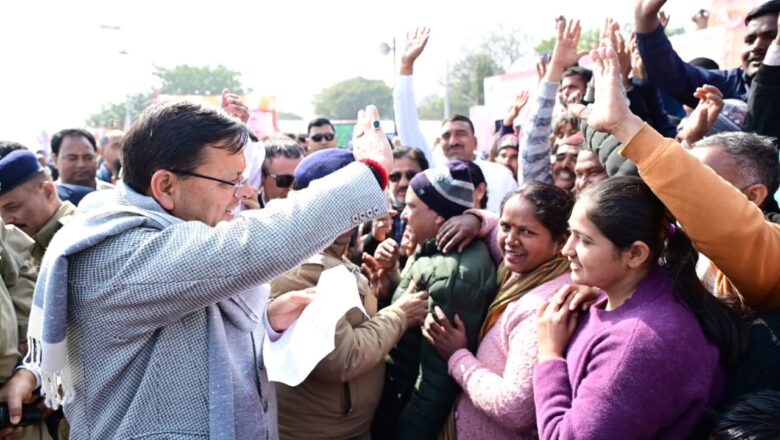 मुख्यमंत्री धामी ने कहा कि खड़ी होली जैसी लोक परंपराएँ नई पीढ़ी को अपनी संस्कृति और विरासत से जोड़ने का कार्य करती हैं।