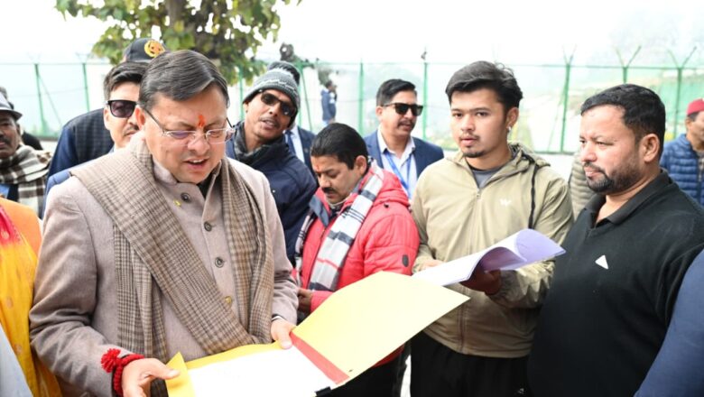 मुख्यमंत्री धामी ने अपने खटीमा भ्रमण के दूसरे दिन रविवार को कैंप कार्यालय लोहियाहेड व हेलीपेड में जनप्रतिनिधियों व जनता से मुलाकात कर जनसमस्याएं सुनी