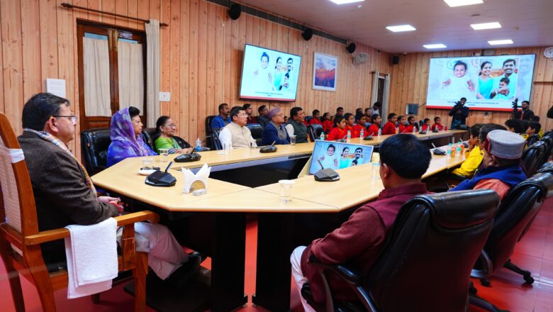 मुख्यमंत्री धामी ने जन प्रतिनिधियों और संस्कृति स्कूल के बच्चों के साथ प्रधानमंत्री श्री नरेंद्र मोदी के मन की बात कार्यक्रम के 131वें एपिसोड को सुना