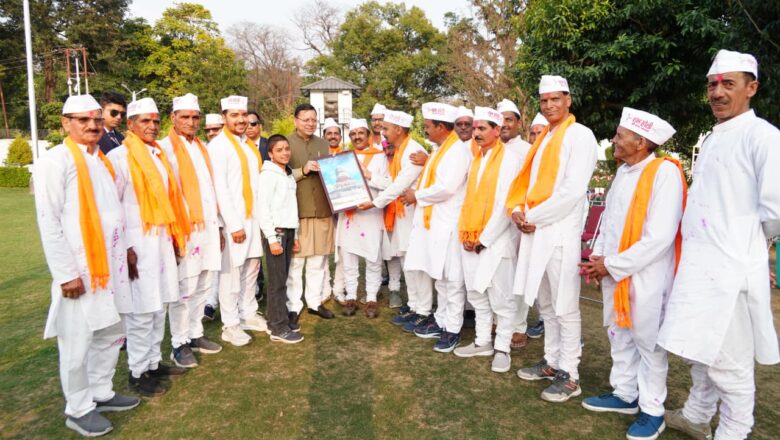 मुख्यमंत्री धामी ने  कहा कि होली का यह पावन पर्व हमें आपसी मतभेद भुलाकर प्रेम, सद्भाव और एकता के रंग में रंगने का संदेश देता है