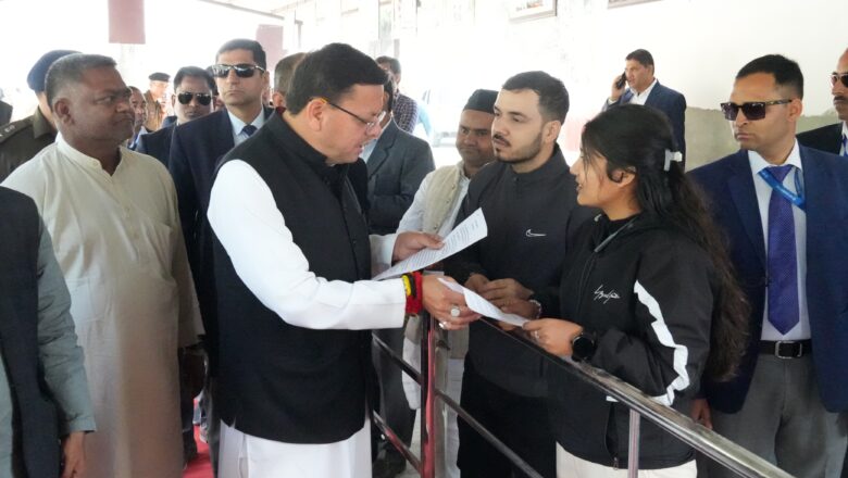 मुख्यमंत्री धामी ने यह भी निर्देशित किया कि लंबित प्रकरणों की नियमित समीक्षा कर समयबद्ध कार्रवाई सुनिश्चित की जाए, ताकि आम जनता को अनावश्यक असुविधा का सामना न करना पड़े