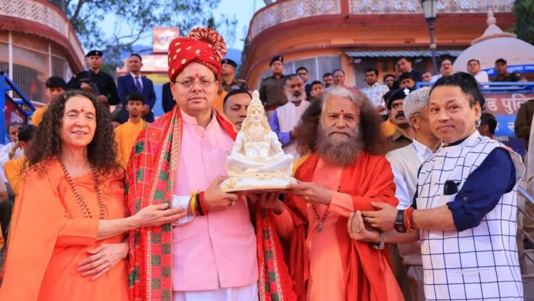 मुख्यमंत्री धामी ने कहा कि परमार्थ निकेतन पिछले 80 वर्षों से भारतीय संस्कृति, योग और अध्यात्म के माध्यम से विश्व को जोड़ने का कार्य कर रहा है