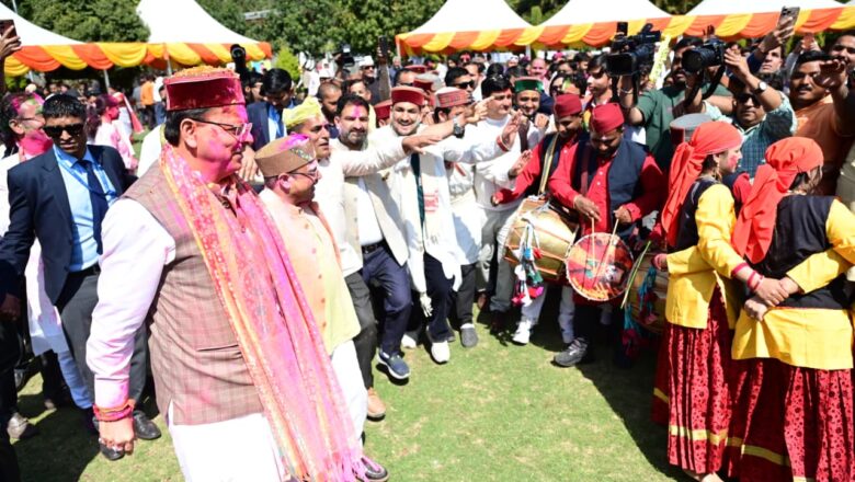 मुख्यमंत्री  धामी की मौजूदगी में जौनसारी कलाकारों का हारूल नृत्य और कुमाऊंनी होल्यारों के गीतों ने बांधा समां
