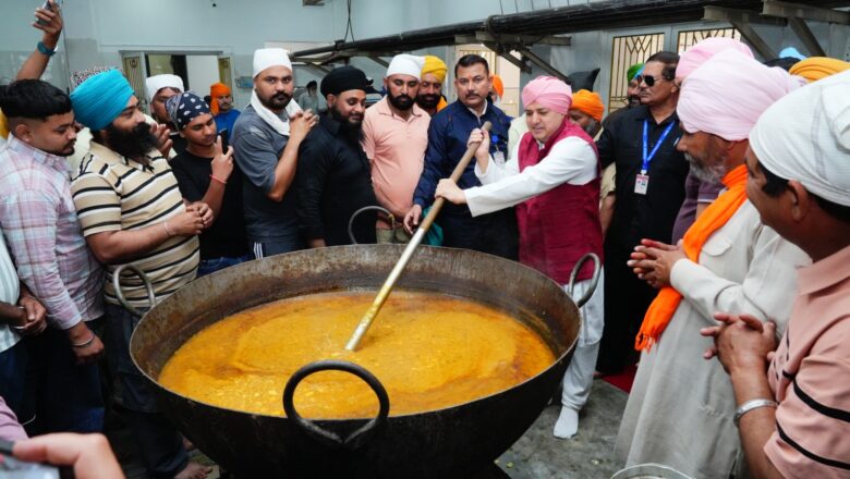 श्रीमहंत देवेन्द्र दास जी महाराज ने संगत के साथ दी लंगर सेवा