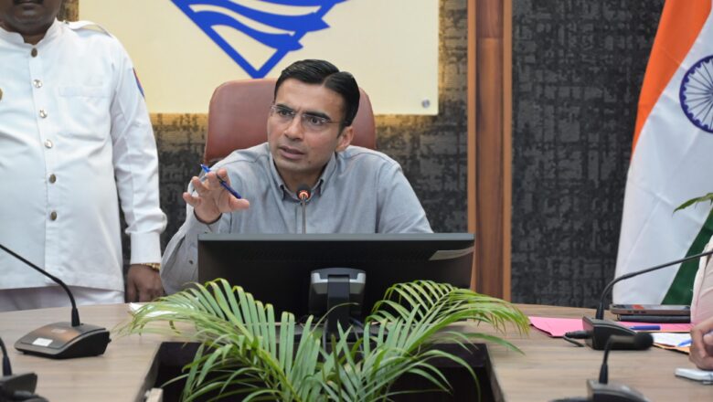 जिलाधिकारी ने मुख्य चिकित्साधिकारी को निर्देशित किया कि कार्यक्रम स्थल पर स्वास्थ्य परीक्षण, टीकाकरण एवं महिलाओं/युवतियों के स्वास्थ्य परीक्षण हेतु पृथक स्टॉल स्थापित किए जाएं