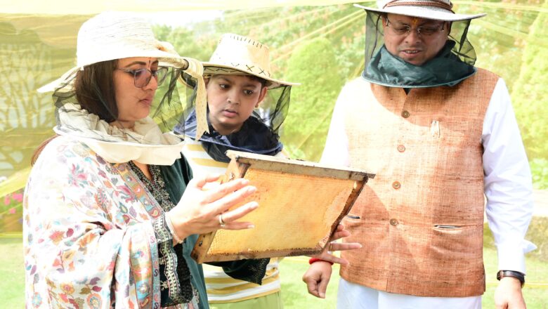 मुख्यमंत्री धामी ने कहा कि उत्तराखण्ड में मौन पालन की अपार संभावनाएं हैं