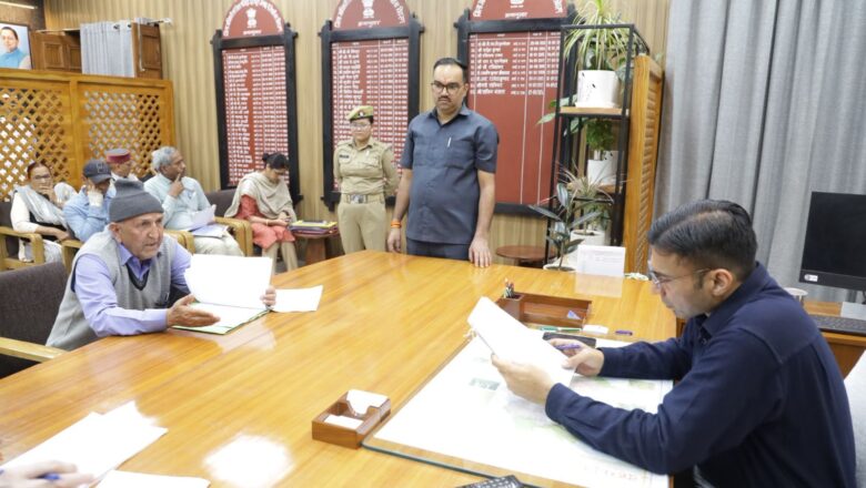 जिलाधिकारी सविन बंसल के जनदर्शन में गरीब, दिव्यांग और असहायों को मिली राहत