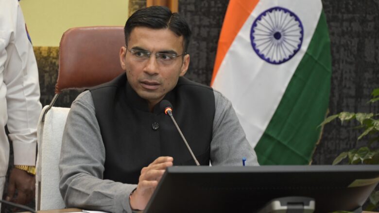 जिलाधिकारी ने बैठक में सभी विभागों को समयबद्ध कार्य पूरा करने के निर्देश दिए