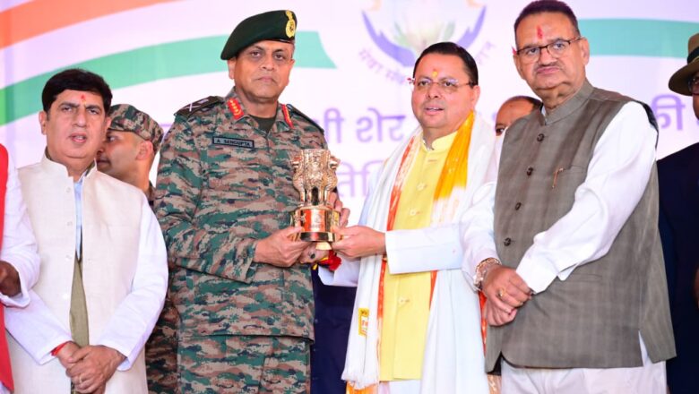 मुख्यमंत्री धामी ने कहा कि वीरता पुरस्कार प्राप्त सैनिकों को दी जाने वाली आर्थिक सहायता में भी उल्लेखनीय वृद्धि की गई है