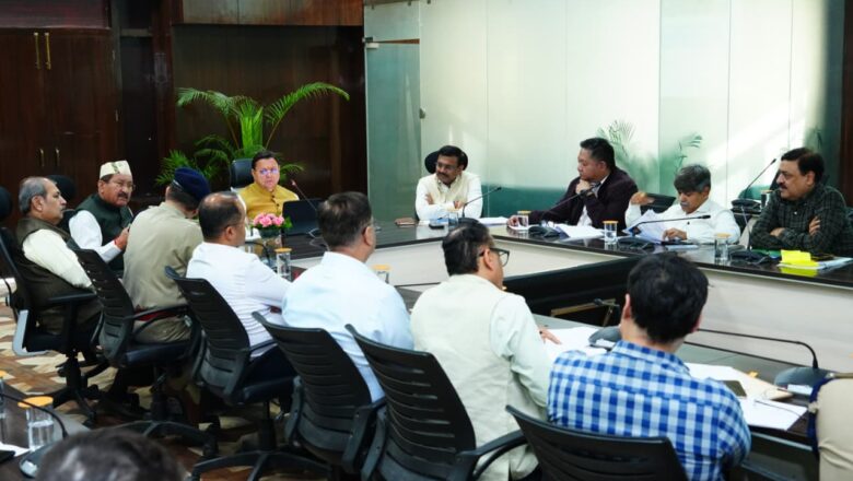 मुख्यमंत्री धामी ने निर्देश दिए कि दर्शन के लिए लंबा इंतजार न हो, इसके लिए स्लॉट मैनेजमेंट और भीड़ नियंत्रण प्रणाली को प्रभावी बनाया जाए 