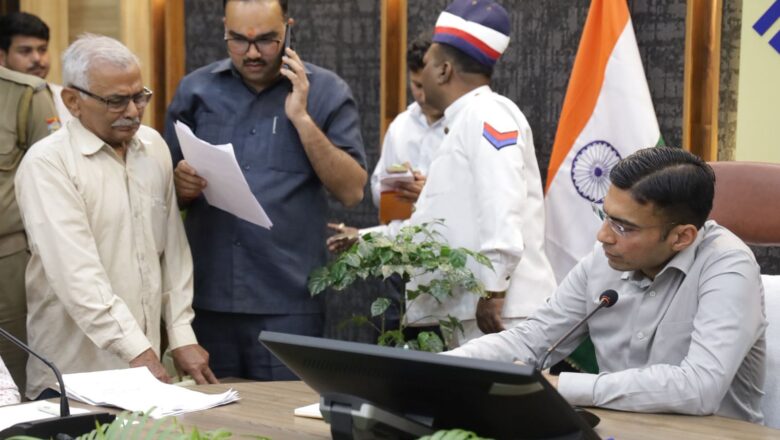 जिलाधिकारी सविन बंसल के हस्तक्षेप से फरियादी की शिकायत पर प्रशासन ने सक्रियता दिखाते हुए समाधान की दिशा में कार्रवाई की।