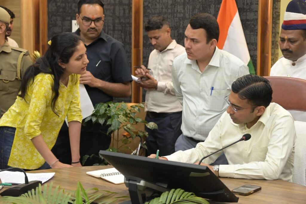 जिलाधिकारी सविन बंसल का संवेदनशील प्रशासन—जनता दरबार में हर आवाज सुनी गई