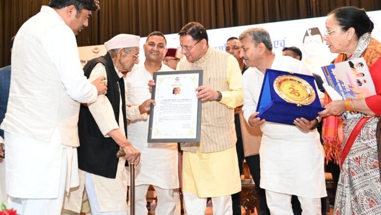 मुख्यमंत्री धामी ने कहा कि वृद्धावस्था पेंशन योजना के अंतर्गत राज्य के लगभग 6 लाख वरिष्ठजनों को प्रतिमाह 1500 रुपये की पेंशन डीबीटी के माध्यम से प्रदान की जा रही है।