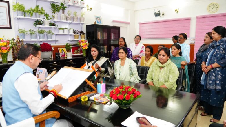 सीएम धामी ने आंगनबाड़ी कर्मियों को दिया भरोसा, मानदेय बढ़ाने पर विचार जारी