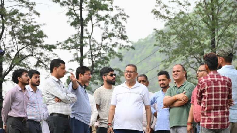 गणेश जोशी ने सुरक्षात्मक एवं विकास कार्यों को शीघ्र पूर्ण करने के दिए निर्देश