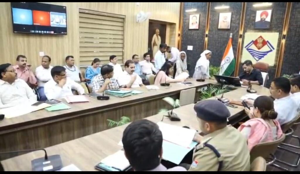 जिलाधिकारी डॉ. आशीष चौहान ने 132 शिकायतों पर सुनवाई कर अधिकारियों को दिए त्वरित कार्रवाई के निर्देश