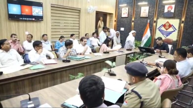 जिलाधिकारी डॉ. आशीष चौहान ने 132 शिकायतों पर सुनवाई कर अधिकारियों को दिए त्वरित कार्रवाई के निर्देश